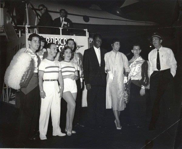 Nat y su esposa a su llagada al aeropuerto Jos&eacute; Mart&iacute;, junto a los bailarines Ana Gloria y Rolando