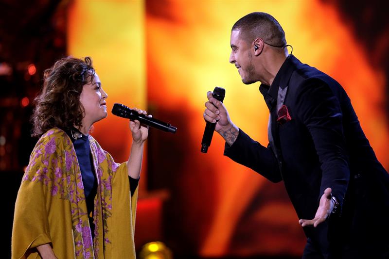 La cantante mexicana Natalia Lafourcade (i) y el cantante colombiano Manuel Medrano (d) act&uacute;an durante la gala Persona del A&ntilde;o 2017 