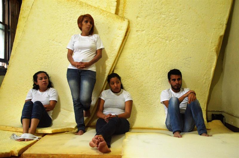 elenco que en un aula de 5,60 metros de largo por 4,75 ancho, con 22 colchonetas de hule espuma sobre el suelo y la pared, presentar&aacute; una obra de teatro que escenificar&aacute; la tragedia del incendio en un hogar estatal el pasado 8 de marzo.