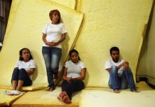 "Niñas de Papel", homenaje a las niñas del hogar incendiado en Guatemala elenco que en un aula de 5,60 metros de largo por 4,75 ancho, con 22 colchonetas de hule espuma sobre el suelo y la pared, presentará una obra de teatro que escenificará la tragedia del incendio en un hogar estatal el pasado 8 de marzo.