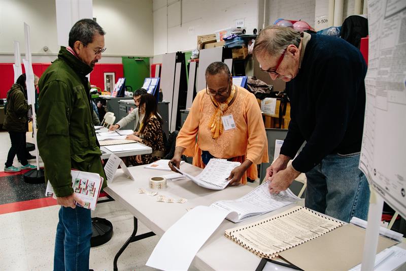 Varios votantes acuden al colegio electoral en Nueva York, EEUU, hoy, 7 de noviembre de 2017. Los neoyorquinos votarán para elegir al próximo alcalde de la ciudad, así como los miembros del consejo municipal.