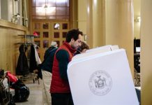 Varios votantes acuden al colegio electoral en Nueva York, EEUU, hoy, 7 de noviembre de 2017. Los neoyorquinos votarán para elegir al próximo alcalde de la ciudad, así como los miembros del consejo municipal.