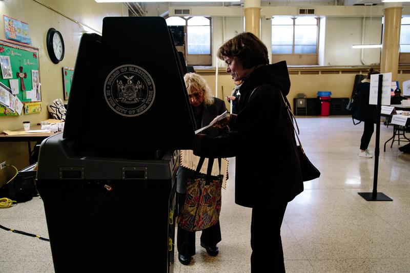 Varios votantes acuden al colegio electoral en Nueva York, EEUU, hoy, 7 de noviembre de 2017. Los neoyorquinos votar&aacute;n para elegir al pr&oacute;ximo alcalde de la ciudad, as&iacute; como los miembros del consejo municipal. 