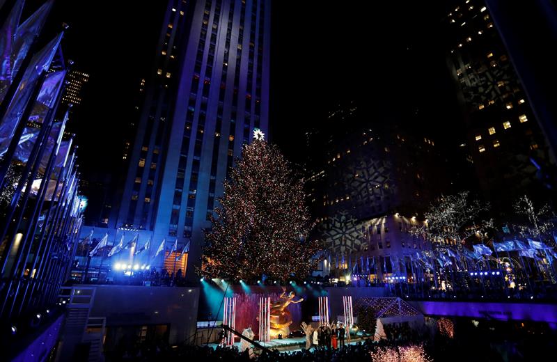 Vista del &aacute;rbol de Navidad instalado en el Centro Rockefeller hoy, mi&eacute;rcoles 29 de noviembre de 2017, en Nueva York 