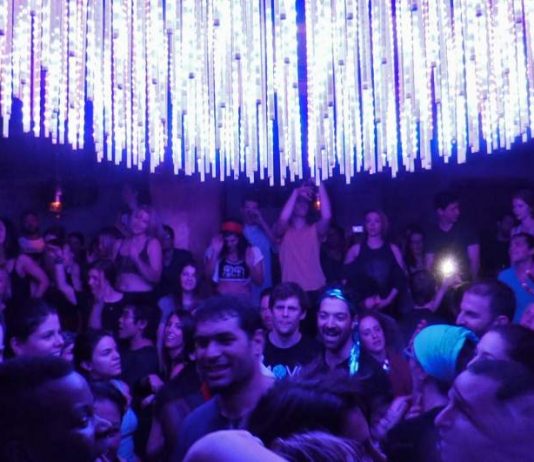 Fotografía de una fiesta en un bar de Nueva York.