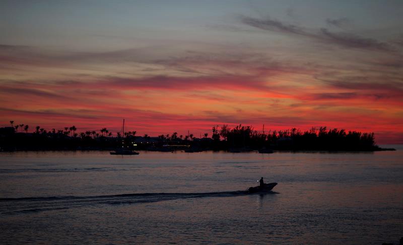  Fotograf&iacute;a que muestra un atardecer en las costas de Sandy's Parish (Bermudas). 