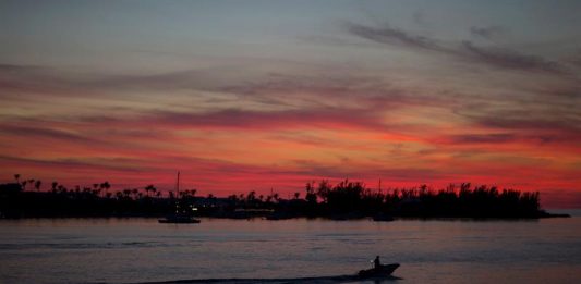 Fotografía que muestra un atardecer en las costas de Sandy's Parish (Bermudas).