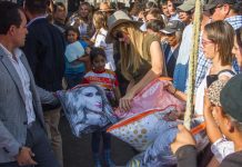 Paris Hilton ayuda a mexicanos damnificados por el terremoto Paris Hilton repartió cobijas a niños mexicanos y se reunió con las familias afectadas.