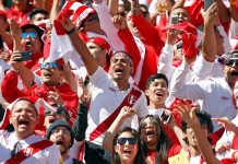 Perú, obligado a ganar a Nueva Zelanda para volver a un Mundial tras 35 años Los fanáticos de Perú aplauden antes del partido de la fase de clasificación para la Copa Mundial de la FIFA 2018 entre Nueva Zelanda y Perú en el Westpac Stadium, en Wellington, Nueva Zelanda, el pasado 11 de noviembre de 2017.