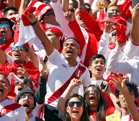 Los fanáticos de Perú aplauden antes del partido de la fase de clasificación para la Copa Mundial de la FIFA 2018 entre Nueva Zelanda y Perú en el Westpac Stadium, en Wellington, Nueva Zelanda, el pasado 11 de noviembre de 2017.