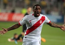 El peruano Jefferson Farfan celebra luego de anotar el primer gol del compromiso hoy, miércoles 15 de noviembre de 2017, durante el partido de vuelta de la repesca para el Mundial de Rusia 2018 disputado entre Nueva Zelanda y Perú en el Estadio Nacional de Lima (Perú).