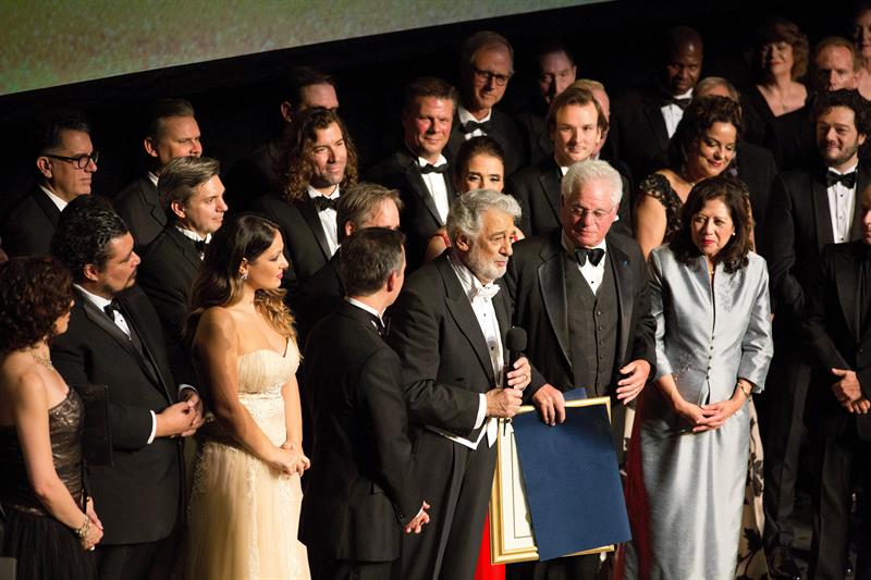 Plácido Domingo junto al alcalde de Los Ángeles, Eric Garcetti durante el recital que ofreció ayer en el Dorothy Chandler Pavilion de Los Ángeles.