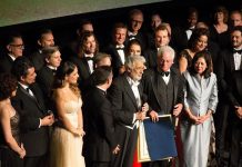 Plácido Domingo junto al alcalde de Los Ángeles, Eric Garcetti durante el recital que ofreció ayer en el Dorothy Chandler Pavilion de Los Ángeles.