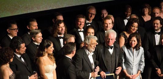 Plácido Domingo junto al alcalde de Los Ángeles, Eric Garcetti durante el recital que ofreció ayer en el Dorothy Chandler Pavilion de Los Ángeles.