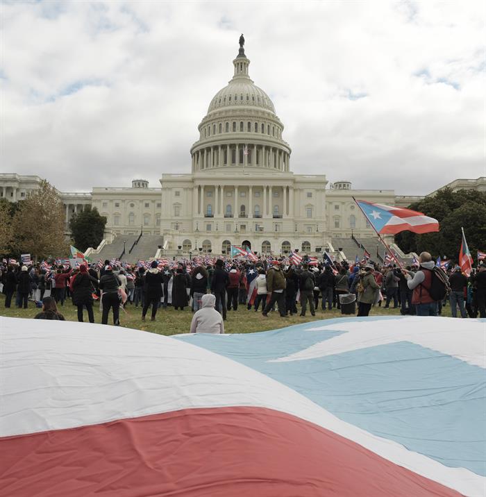 Cientos de puertorrique&ntilde;os se re&uacute;nen frente a la Casa Blanca en Washington (EE.UU.) hoy, domingo 19 de noviembre de 2017, durante una manifestaci&oacute;n convocada por la ONG Federaci&oacute;n Hispana para exigir al gobierno de Donald Trump y al Congreso estadounidense la aprobaci&oacute;n de la ley del Programa de Recuperaci&oacute;n de Desastres Naturales para Puerto Rico. 
