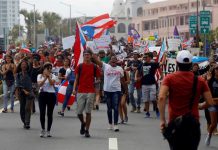 Manifestación ante el Departamento de Educación de la isla en contra del cierre de varias escuelas tras el paso del huracán María.