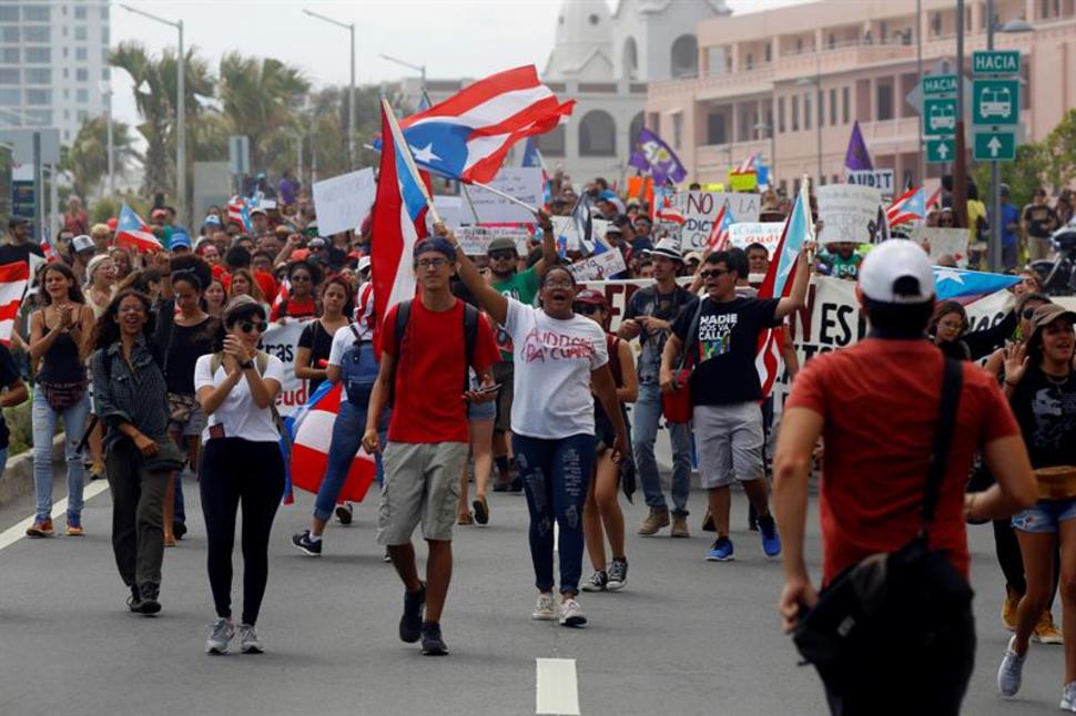 Manifestación ante el Departamento de Educación de la isla en contra del cierre de varias escuelas tras el paso del huracán María.