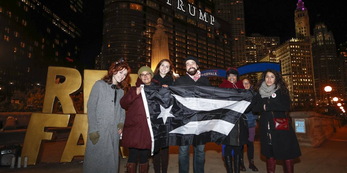 Un grupo de personas asiste a la vigilia comunitaria en apoyo a Puerto Rico frente al Trump International Hotel and Tower