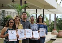 Jóvenes beneficiados con la entrega de becas dadas por la Universidad de Puerto Rico. (foto twitter UPR)