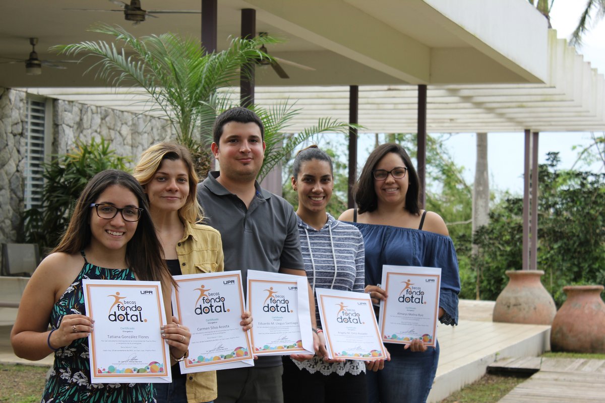 Jóvenes beneficiados con la entrega de becas dadas por la Universidad de Puerto Rico. (foto twitter UPR)