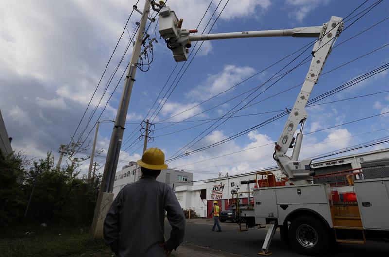 Puerto Rico continúan sin electricidad al cumplirse 4 meses del paso del huracán María, un drama humano y económico para la población de las áreas más remotas de la isla. (foto archivo)