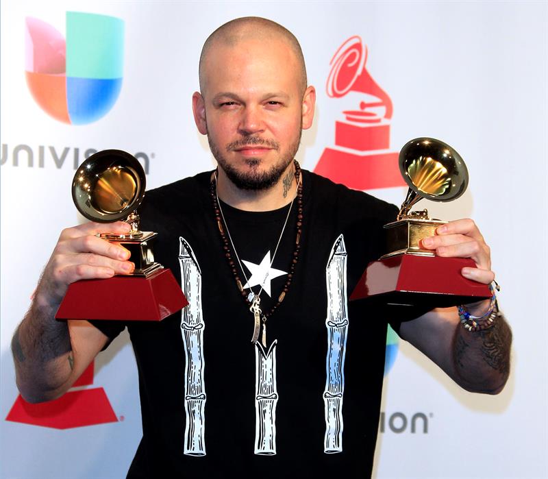  Residente posa con sus premios a 'Mejor Canci&oacute;n Urbana' y 'Mejor &Aacute;lbum de M&uacute;sica Urbana' en la sala de prensa de los XVIII Premios Grammy Latino