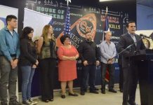 Ricardo Rosselló, y el director ejecutivo de la Compañía de Fomento Industrial Manuel A. Laboy. (foto twitter Ricardo Rosselló)