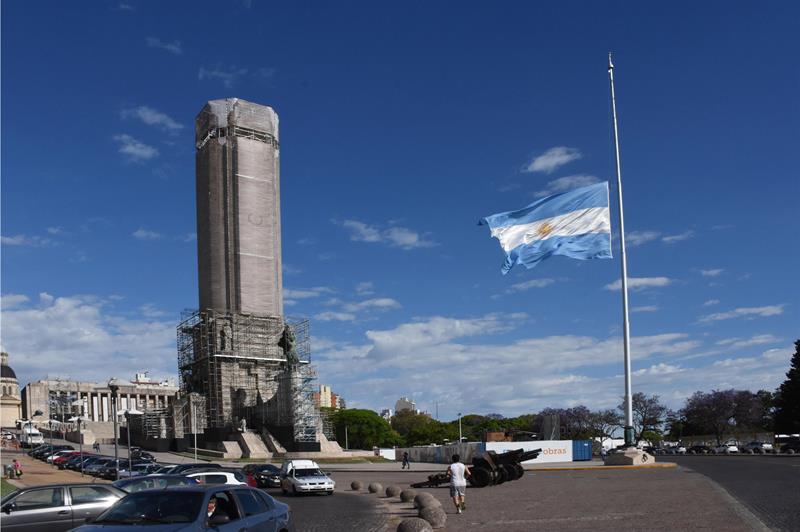 Fotografía cedida del Monumento a la Bandera de Rosario, que se encuentra a media asta hoy, 01 de noviembre de 2017, en Rosario (Argentina), después de que cinco ciudadanos de este país, egresados de la Escuela Politécnica de Rosario, fallecieron durante un atentado ocurrido este 31 de octubre en Nueva York.