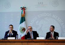 .- El subsecretario para América del Norte de la Secretaría de Relaciones Exteriores, Carlos Manuel Sada (c), habla junto al director general del Programa de Protección a Mexicanos en el Exterior, Jacob Prado (d), y al consultor jurídico Alejandro Alday (i), durante una rueda de prensa