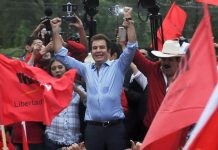El candidato de la Alianza de Oposición contra la Dictadura, Salvador Nasralla (c) saluda a seguidores
