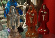 Miniaturas de diferentes colores de la Santa Muerte.