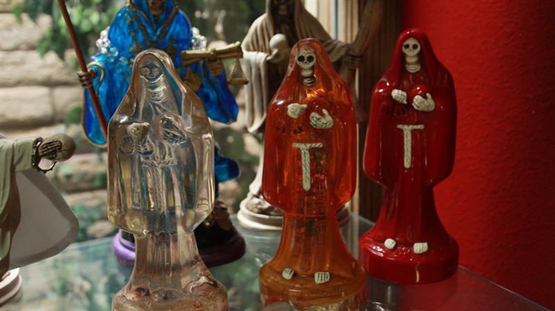 Miniaturas de diferentes colores de la Santa Muerte.