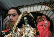Devotos de la Santa Muerte participan en una ceremonia en Ciudad de México.