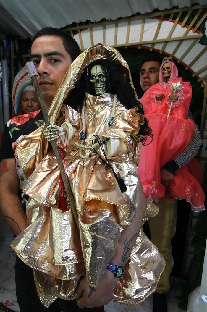 Devotos de la Santa Muerte participan en una ceremonia en Ciudad de M&eacute;xico. 
