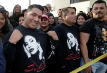 Fans de Selena Quintanilla se hicieron presentes en el Paseo de la Fama para ser parte del homenaje.