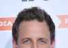 El comediante Seth Meyers se encuentra en negociaciones para presentar la edición 75 de los Globos de Oro
