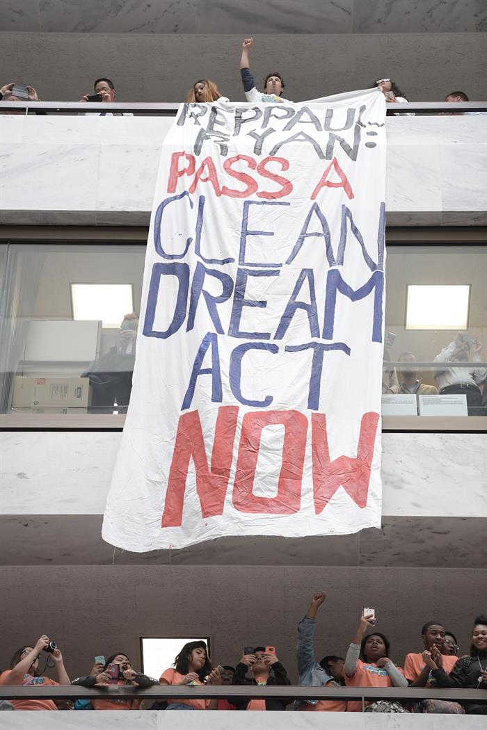  Cientos de j&oacute;venes so&ntilde;adores de diferentes estados del pa&iacute;s despliegan un cartel a favor de la legalizaci&oacute;n de indocumentados durante una manifestaci&oacute;n para pedir la aprobaci&oacute;n de la ley Clean Dream Act