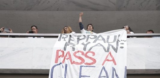 Activistas y jóvenes indocumentados aumentan desde hoy la presión para que el Congreso de EE.UU. apruebe un proyecto de ley que regularice su estatus migratorio. (foto archivo)