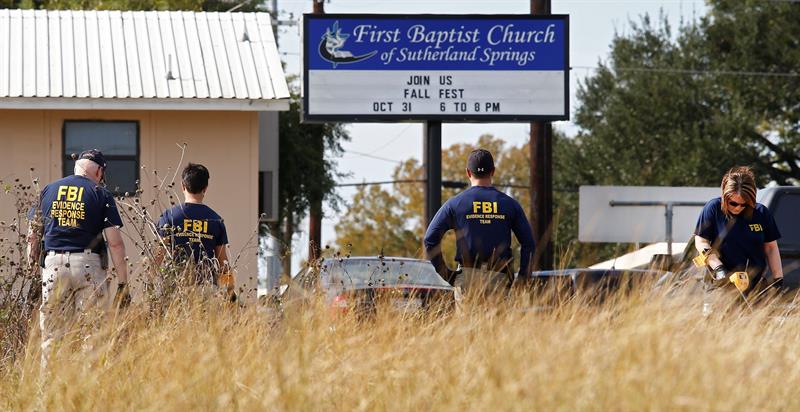  Miembros del FBI emplean buscan con detectores de metales en las inmediaciones de la iglesia baptista de Sutherland Springs, en Texas