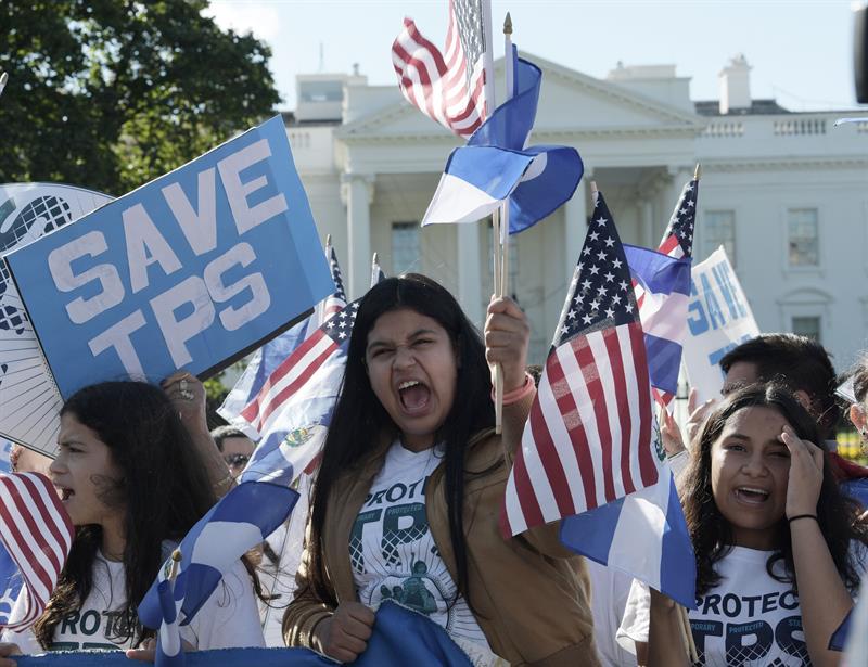 Unas personas gritan consignas bajo el lema "Salvemos TPS", durante una manifestaci&oacute;n a favor de familias centroamericanas acogidas por el Estatus de Protecci&oacute;n Temporal (TPS)