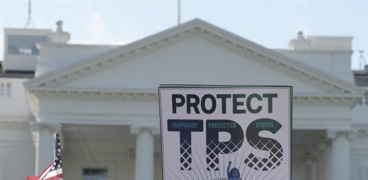 Los inmigrantes latinos beneficiarios del TPS, según demuestran estudios especializados, aportan a la economía nacional a través de la creación de empresas, fuentes de empleo, pago de impuestos.