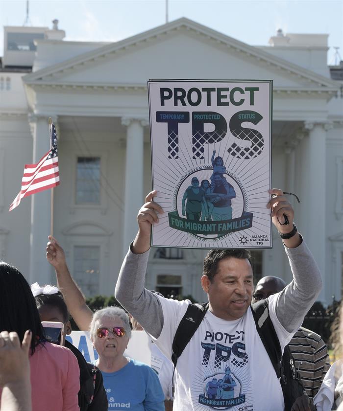 Un hombre sostiene una pancarta que dice "Proteja TPS", durante una manifestaci&oacute;n a favor de familias centroamericanas acogidas por el Estatus de Protecci&oacute;n Temporal (TPS)