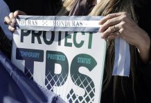 Gobierno acaba con el TPS para Nicaragua y extiende el de Honduras Una mujer sostiene una pancarta que dice “Proteja TPS”, durante una manifestación a favor de familias centroamericanas acogidas por el Estatus de Protección Temporal (TPS)