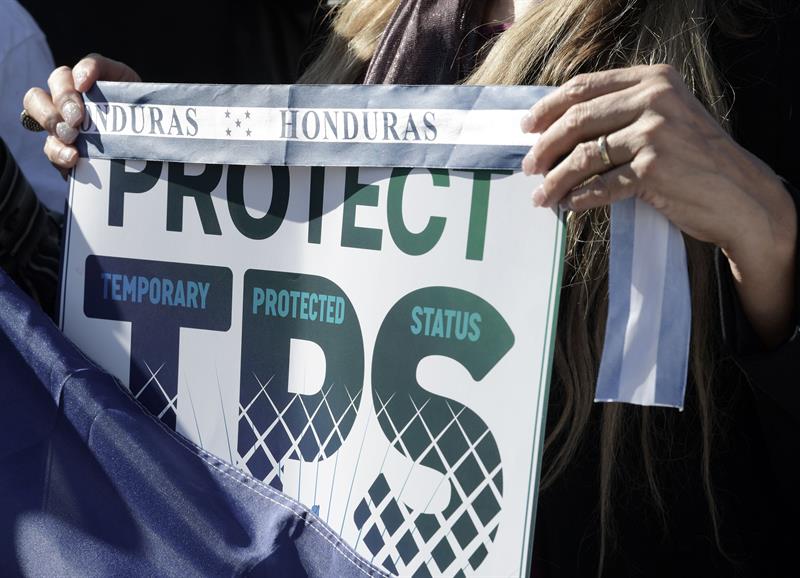 Una mujer sostiene una pancarta que dice "Proteja TPS", durante una manifestaci&oacute;n a favor de familias centroamericanas acogidas por el Estatus de Protecci&oacute;n Temporal (TPS)