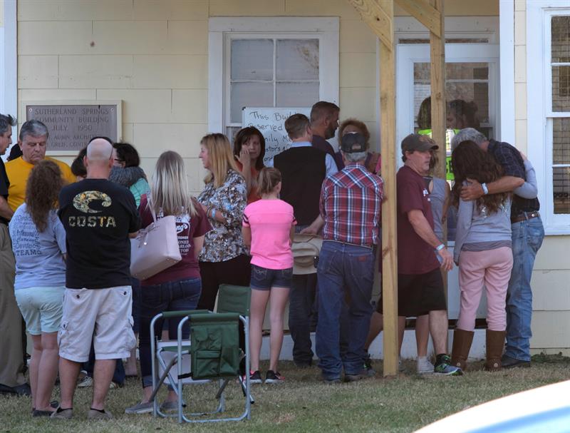 Gente se re&uacute;ne afuera del Edificio Comunitario Sutherland Springs cerca de la escena de un tiroteo masivo en la Primera Iglesia Bautista en Sutherland Springs, Texas, EUA, 05 de noviembre de 2017. 
