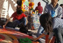 Defensores de inmigrantes recuerdan con altares a muertos en custodia del ICE.