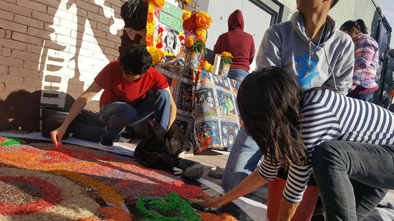 Defensores de inmigrantes recuerdan con altares a muertos en custodia del ICE.