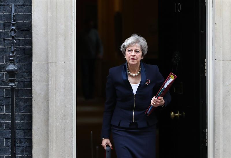 La primera ministra brit&aacute;nica, Theresa May, saliendo de su residencia en el n&uacute;mero 10 de Downing Street en Londres.