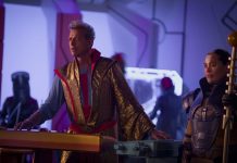 El actor Jeff Goldblum (i) como Grandmaster y la actriz Rachel House (d) como Topaz, durante una escena de la película "Thor: Ragnarok".