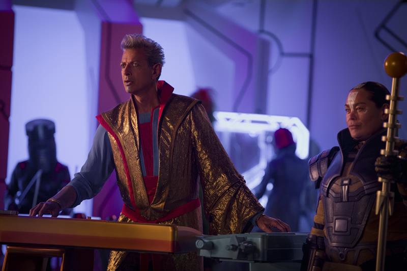 El actor Jeff Goldblum (i) como Grandmaster y la actriz Rachel House (d) como Topaz, durante una escena de la película "Thor: Ragnarok".